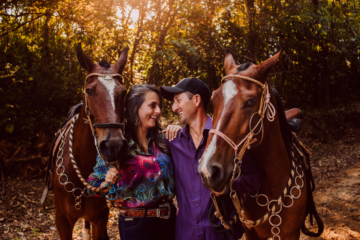 casal cavalos ensaio com cavalos casal com a natureza ensaio com cavalo e a natureza ensaio de casamento book de casal pouso alegre fotos na natureza campo casal andando de cavalo fotografo casamento pouso alegre sul de minas Cambuí ensaio espontânea