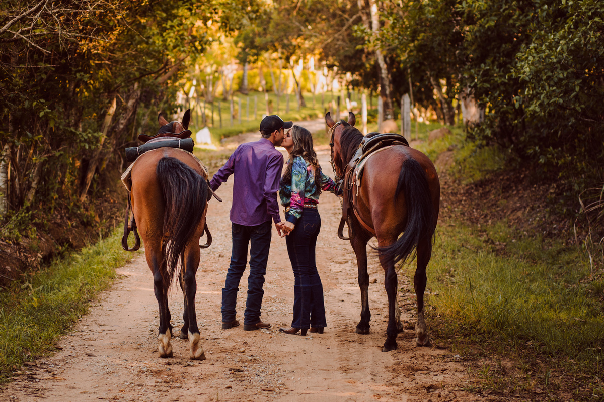 casal cavalos ensaio com cavalos casal com a natureza ensaio com cavalo e a natureza ensaio de casamento book de casal fotografo casamento pouso alegre sul de minas cambui ensaio casal espontaneas