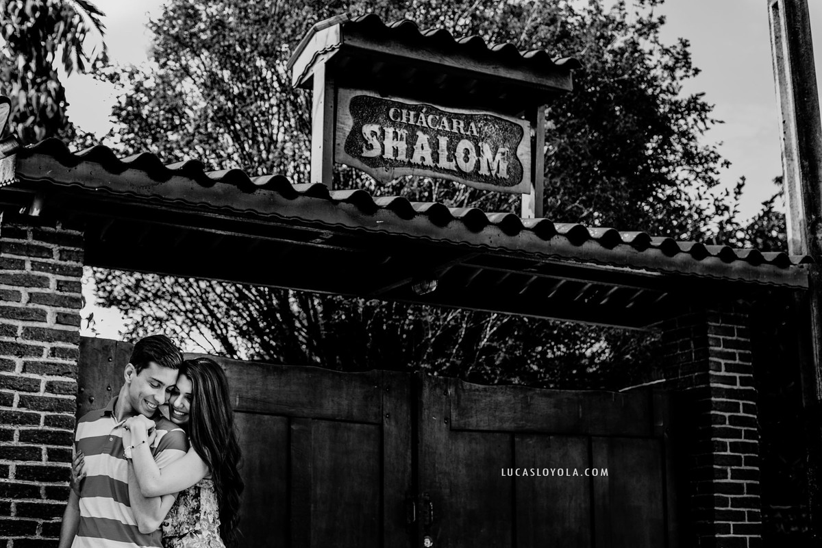 casal abraçado durante sessão de casamento com fotos espontânesa