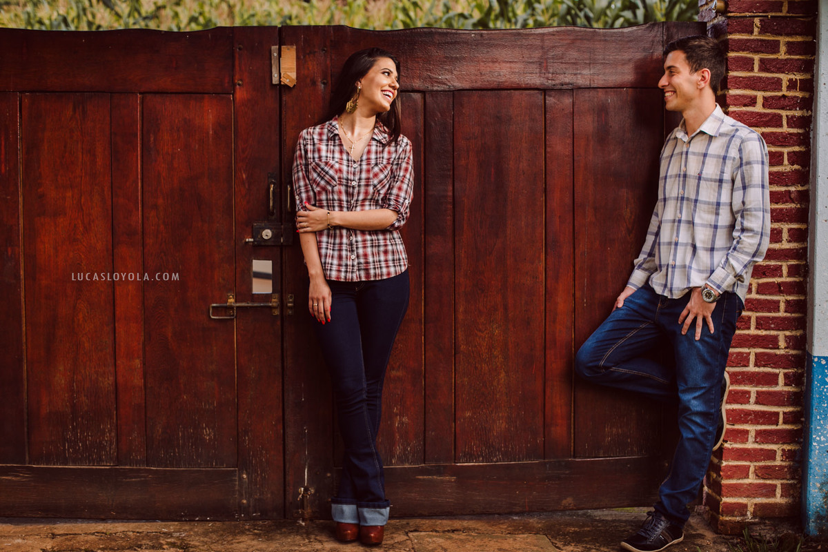 ensaio de casal com roupas coutry