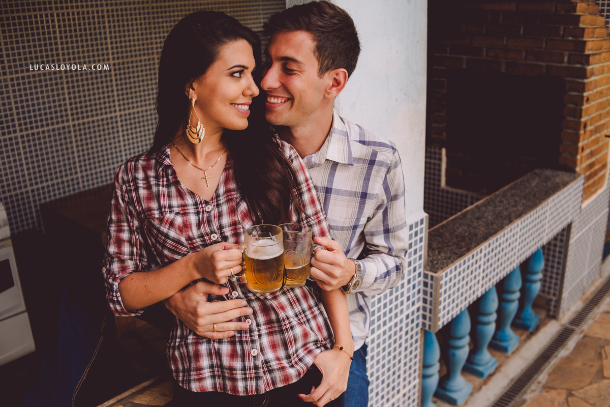 foto de ensaio descontraído com casal bebendo cerveja