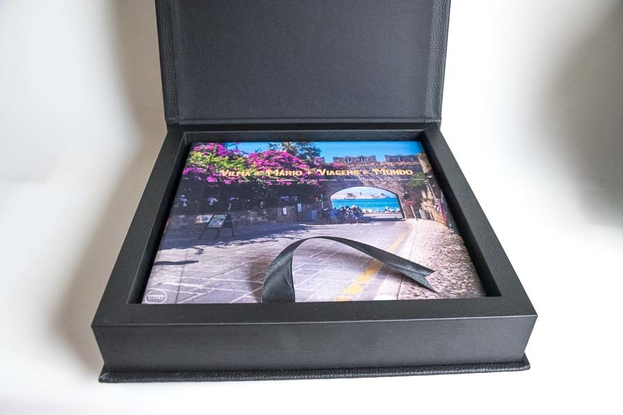 estojo com o album de viagem do casal vilma e mario 13 paises 9 anos album de fotos Vilma Mario Mundo por Clovis Augusto com a marca Mundareu Albuns Santo Andre SP 