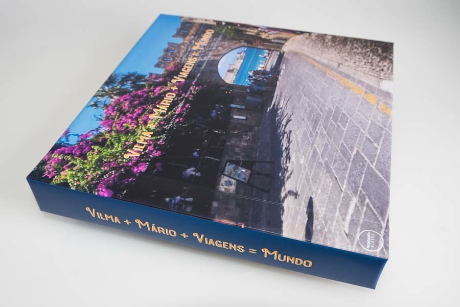 album de viagem sobre a mesa do casal vilma e mario aniversario de casamento 9 anos album de fotos Vilma Mario Mundo por Clovis Augusto com a marca Mundareu Albuns Santo Andre SP