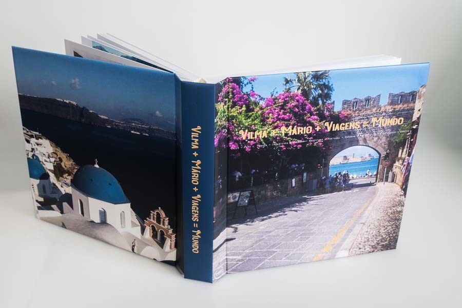 capa contra capa e lombada do album de viagem do casal vilma e mario com 64 paginas 13 paises 9 anos album de fotos Vilma Mario Mundo por Clovis Augusto com a marca Mundareu Albuns Santo Andre SP