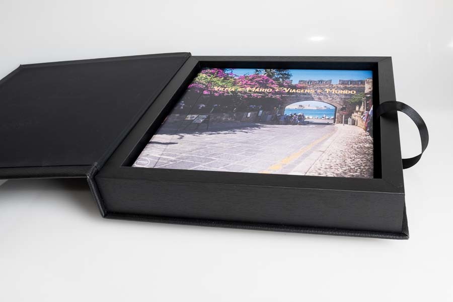 album dentro do estojo aberto com album de viagem do casal vilma e mario 13 paises 9 anos album de fotos Vilma Mario Mundo por Clovis Augusto com a marca Mundareu Albuns Santo Andre SP