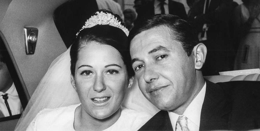 paginas com os noivos no carro  album de casamento em preto e branco bia e jehud por clovis augusto mundareu albuns