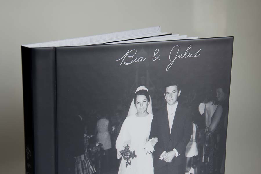detalhe da capa do album de casamento com fotos restauradas bia jehud Bauru sp por clovis augusto