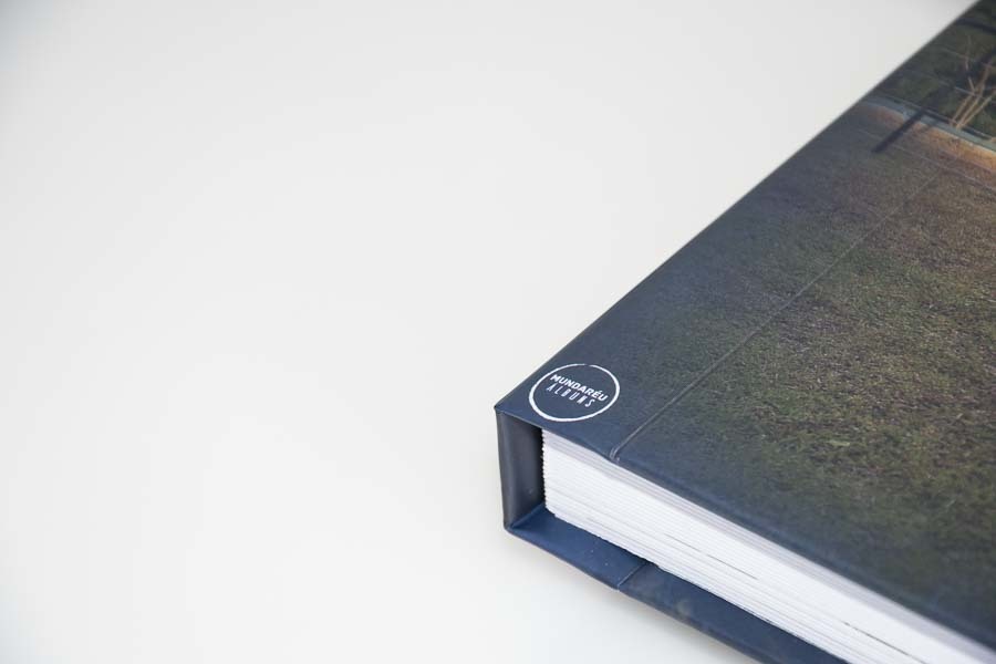 detalhe de acabamento e da marca mundareu do album de bodas fotos ao ar livre bodas de ouro aida e Joao sao paulo, SP album papel linho por clovis augusto