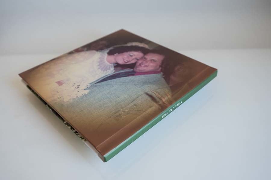 contra capa e lombada do album de bodas de esmeraldas vera e ricieri santo andre, SP album de fotos restauradas coloridas por clovis augusto mundareu albuns