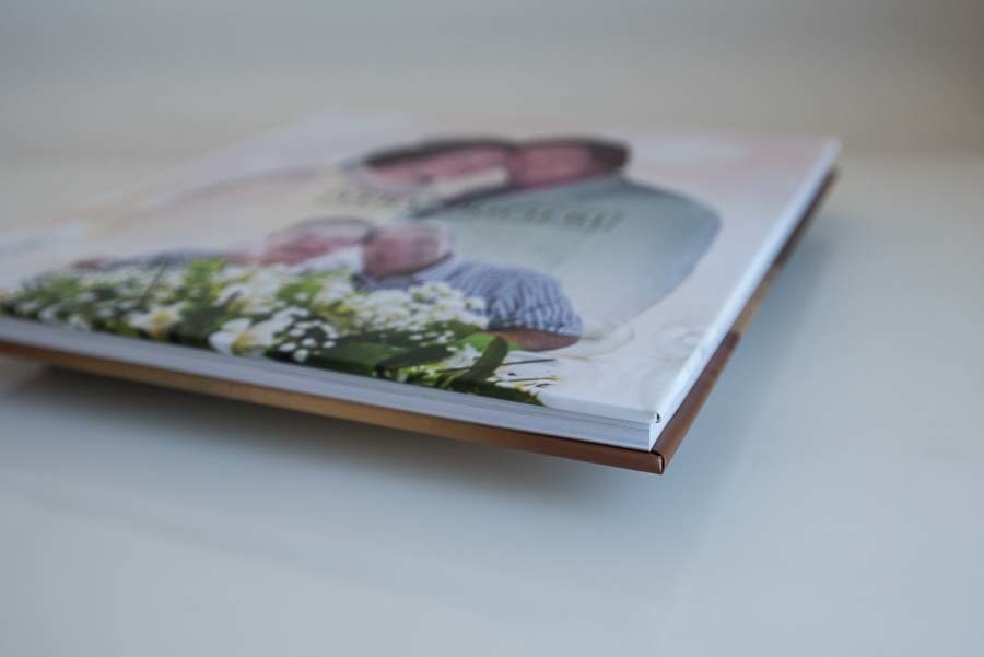 detalhe do album de bodas de esmeraldas vera e ricieri santo andre, SP album de fotos restauradas coloridas e pb  papel couche  por clovis augusto mundareu albuns