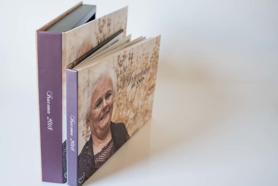 vista do estojo e lombada do album de aniversario de 80 anos da iracema Santo Andre SP album de fotos por Clovis Augusto