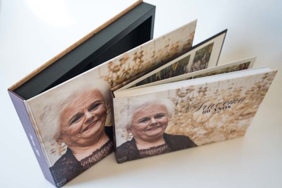foto superior do estojo e album de aniversario de 80 anos da iracema Santo Andre SP album de fotos por Clovis Augusto com a marca Mundareu Albuns