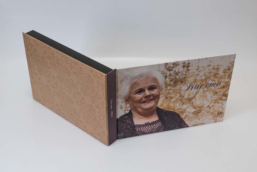 estojo com abertura total mostrando o fundo trabalhado e lomdaba do album de aniversario de 80 anos da iracema Santo Andre SP album de fotos por Clovis Augusto com a marca Mundareu Albuns