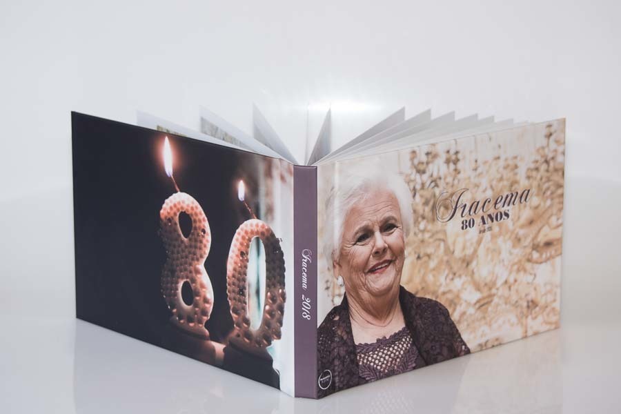 capa e contra capa do album de aniversario de 80 anos da iracema Santo Andre SP album de fotos por Clovis Augusto com a marca Mundareu Albuns