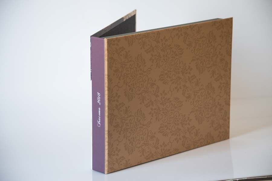 somente o estojo com abertura parcial do album de aniversario de 80 anos da iracema Santo Andre SP album de fotos por Clovis Augusto com a marca Mundareu Albuns