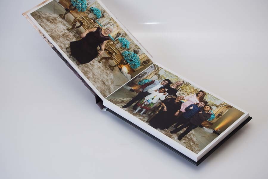 album aberto na pagina central do aniversario de 80 anos da iracema Santo Andre SP album de fotos por Clovis Augusto com a marca Mundareu Albuns