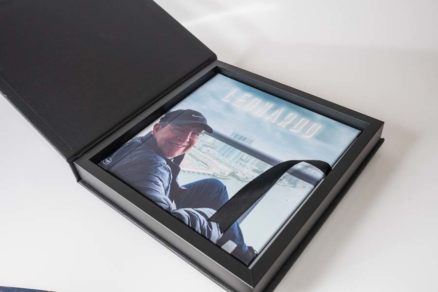 dentro do estojo album de aniversario Leonardo mostrando a capa Campo Grande MT album de fotos por Clovis Augusto