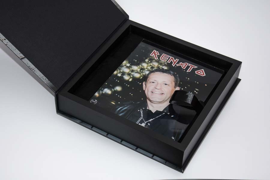 foto do album de aniversario Renato 50 anos dentro do estojo Sao Paulo SP album de fotos por Clovis Augusto com a marca Mundareu Albuns