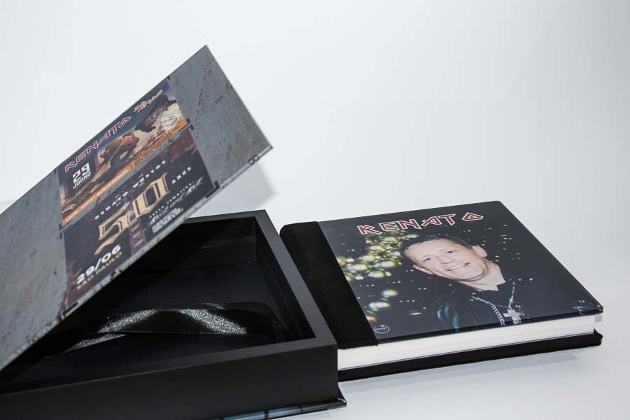 estojo aberto ao lafo do album de aniversario Renato 50 anos Sao Paulo SP album de fotos por Clovis Augusto com a marca Mundareu Albuns