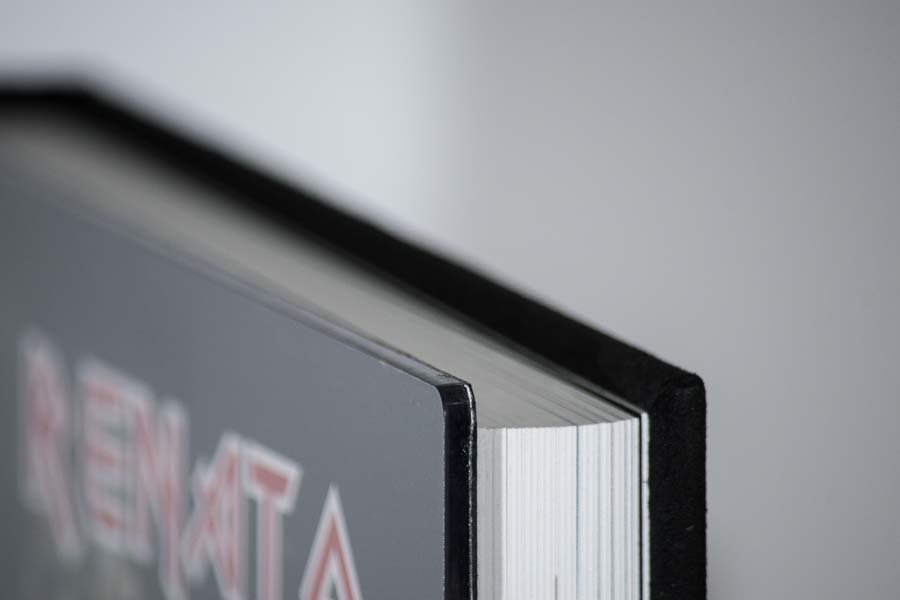 foto em close da capa acrilica e das paginas do album de aniversario Renato 50 anos Sao Paulo SP album de fotos por Clovis Augusto com a marca Mundareu Albuns