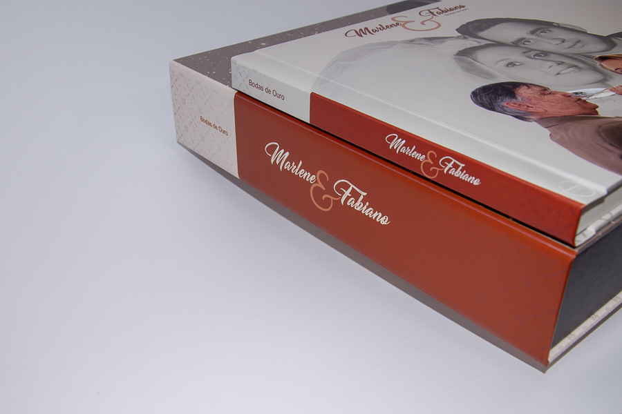 foto mostrando o album de bodas sobre o estojo fotografico de marlene e luciano niteroi rj album de fotos por Clovis Augusto mundareu fotos