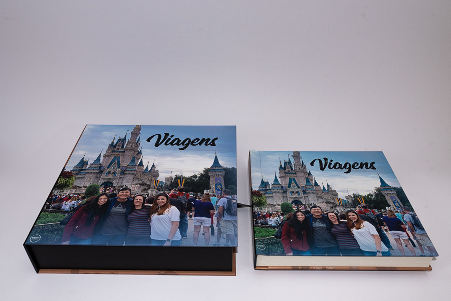 fotos mostrando o estojo e o album de viagem lado a lado dos estados unidos disney beatriz Santo Andre SP album de fotos de viagens por Clovis Augusto com a marca Mundareu Albuns