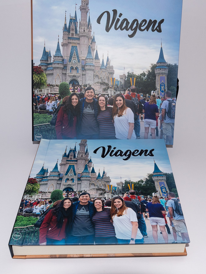 fotos capa e da tampa do estojo do album de viagem aos estados unidos disney da beatriz com sua familia Santo Andre SP album de fotos de viagens por Clovis Augusto com a marca Mundareu Albuns