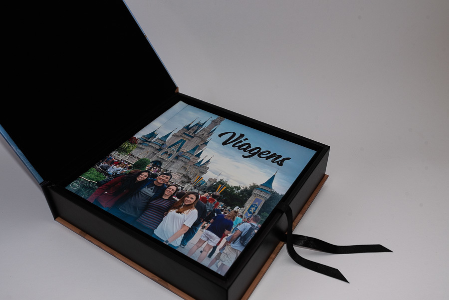 estojo aberto com o album de viagem aos estados unidos disney dentro viagens da beatriz com a familia Santo Andre SP album de fotos de viagens por Clovis Augusto com a marca Mundareu Albuns