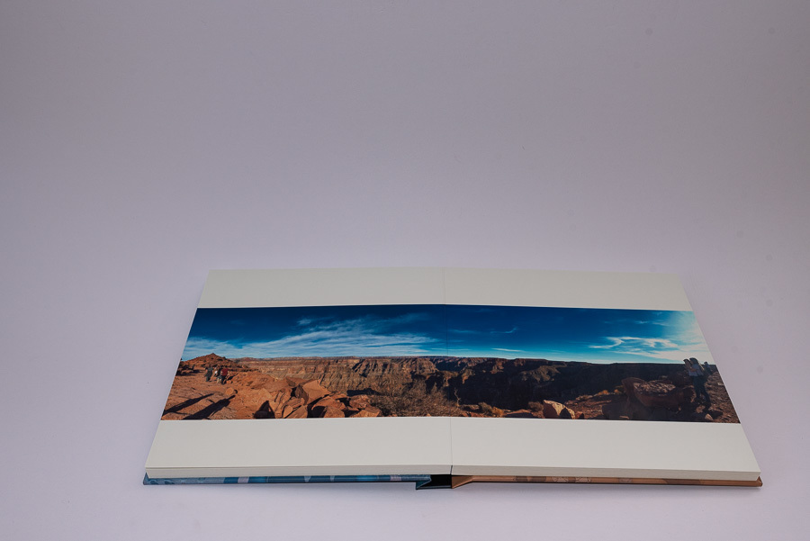 pagina aberta com uma imagem panoramica do album de viagem aos estados unidos disney da beatriz com sua familia Santo Andre SP album de fotos de viagens por Clovis Augusto com a marca Mundareu Albuns