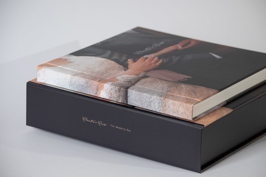detalhe da lombada do estojo e do album de casamento claudia e caio santo andre, sp album de fotos por clovis augusto com a marca mundareu albuns 