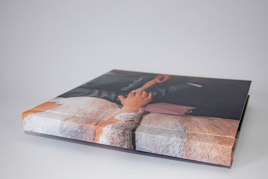 detalhe do dorso do album de casamento da claudia e caio mostrando os detalhes da rendo do vestido da noiva em santo andre, sp album de fotos por clovis augusto com a marca mundareu albuns 