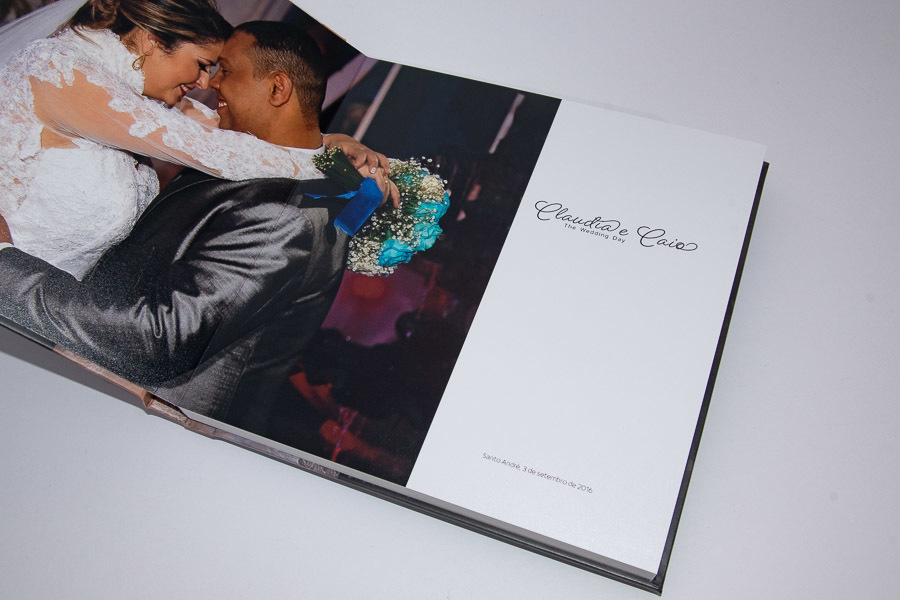 pagina de abertura do com a identidade visual do album de casamento da claudia e caio mostrando detalhes dos nomes em santo andre sp album de fotos por clovis augusto com a marca mundareu albuns 