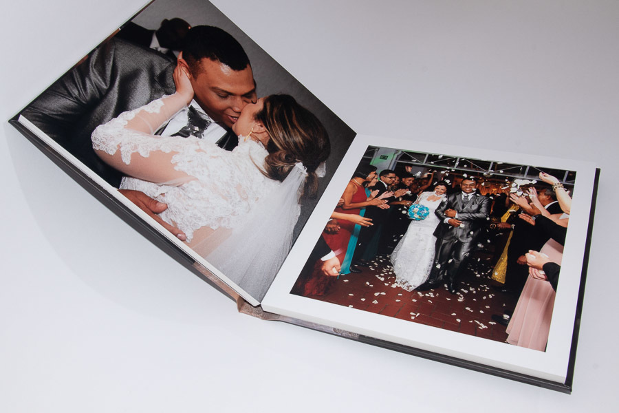 album aberto mostrando a cerimonia no momento do beijo e em seguida a saida da igreja no album de casamento da claudia e caio em santo andre sp album de fotos por clovis augusto com a marca mundareu albuns