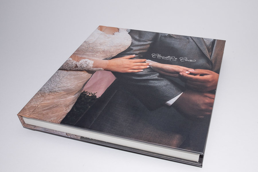 foto da capa do album de casamento da claudia e caio em foto com corte ousado em santo andre sp album de fotos por clovis augusto com a marca mundareu albuns