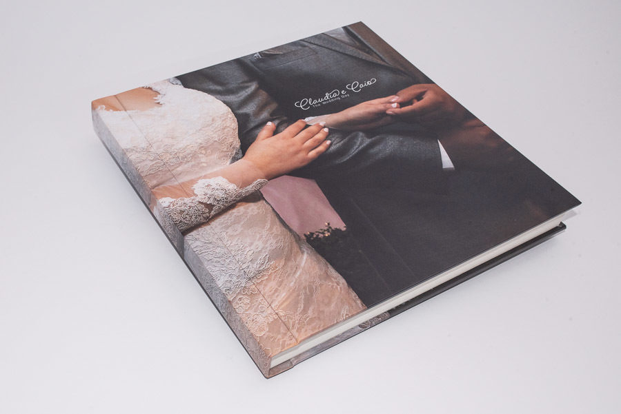 detalhe do dorso do album de casamento da claudia e caio mostrando os detalhes do brilho do terno do noivo
 em santo andre, sp album de fotos por clovis augusto com a marca mundareu albuns 