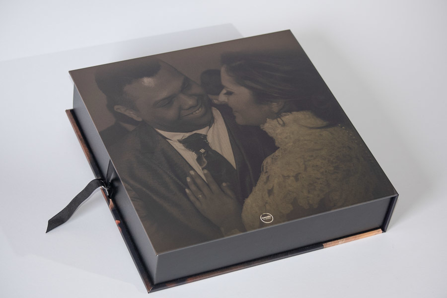 verso do estojo do album de casamento claudia e caio santo andre sp album de fotos por clovis augusto com a marca mundareu albuns 