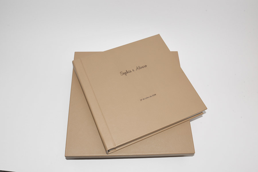 vista superior caixa de couro e do album de casamento sophia e alvaro sao paulo SP moema capa de couro autentico album de fotos por Clovis Augusto com a marca mundareu albuns