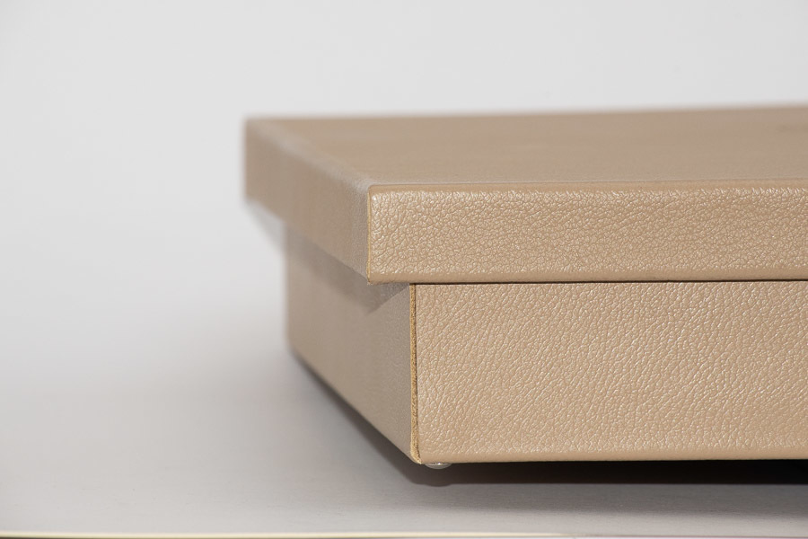 detalhe da caixa de couro autentico gravada a laser do album-de casamento sophia e alvaro sao paulo SP moema capa de couro autentico album de fotos por Clovis Augusto com a marca mundareu albuns