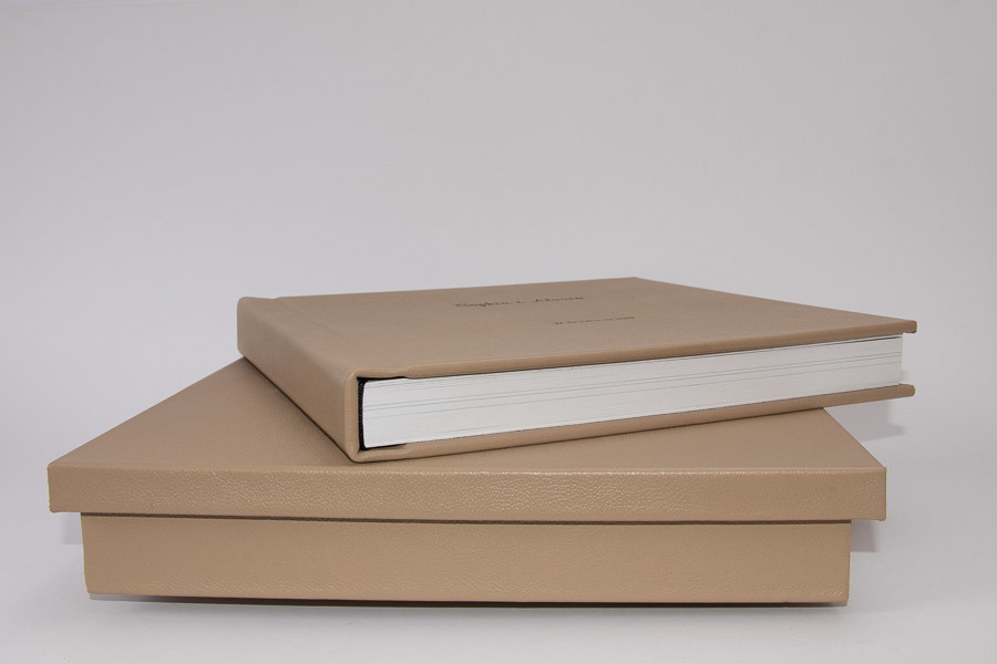 vista lateral da caixa de couro e do album de casamento sophia e alvaro sao paulo SP moema capa de couro autentico album de fotos por Clovis Augusto com a marca mundareu albuns