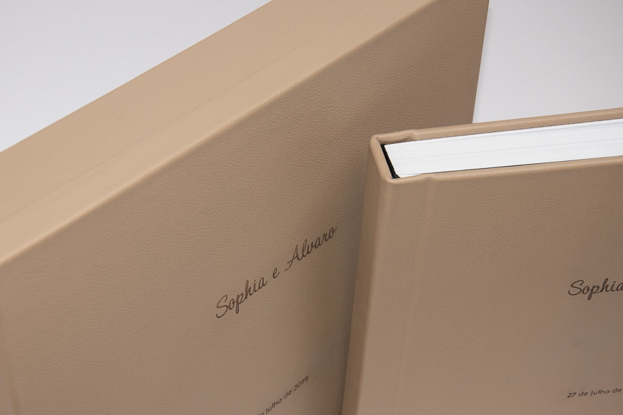 detalhes da gravação dos nomes do casal no album de casamento sophia e alvaro sao paulo SP moema capa de couro autentico album de fotos por Clovis Augusto com a marca mundareu albuns
