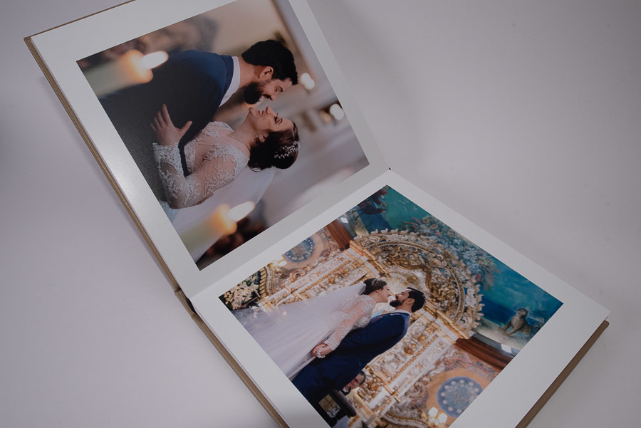 casal em fotos no altar da igreja nas paginas abertas do album de casamento sophia e alvaro sao paulo SP moema capa de couro autentico album de fotos por Clovis Augusto com a marca mundareu albuns