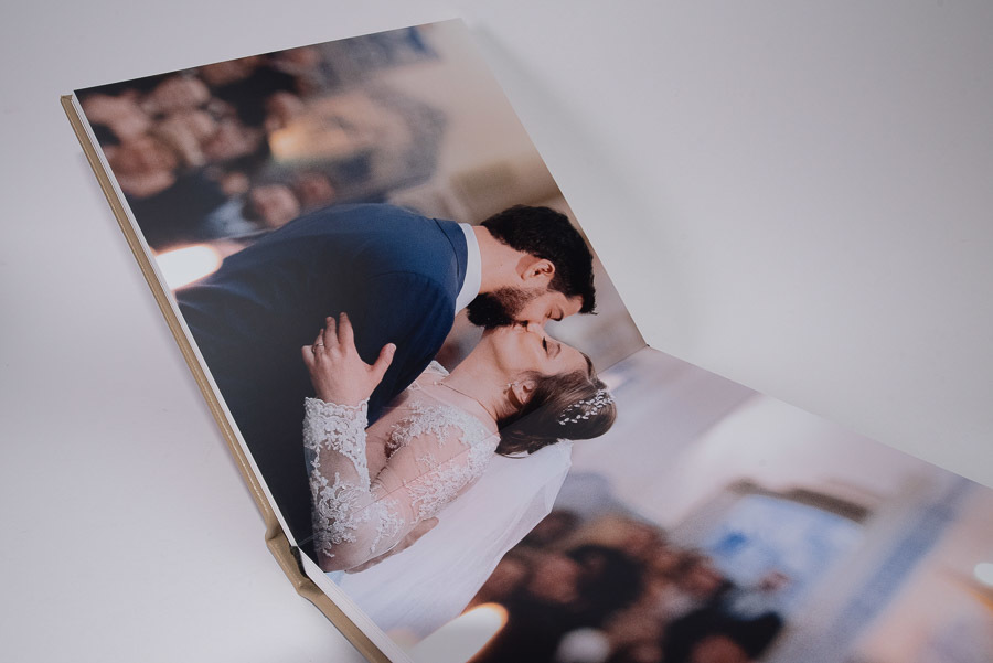 foto do beijo apos cerimoninia nas paginas abertas do album de casamento sophia e alvaro sao paulo SP moema capa de couro autentico album de fotos por Clovis Augusto com a marca mundareu albuns