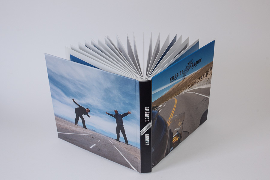 foto do alto do album de viagem america andina mostando capa contra capa e as paginas para glaucia e douglas peru bolivia chile uruguai argentina cordilheira dos andes brasil Santo Andre SP album de fotos em santo andre sp por Clovis Augusto