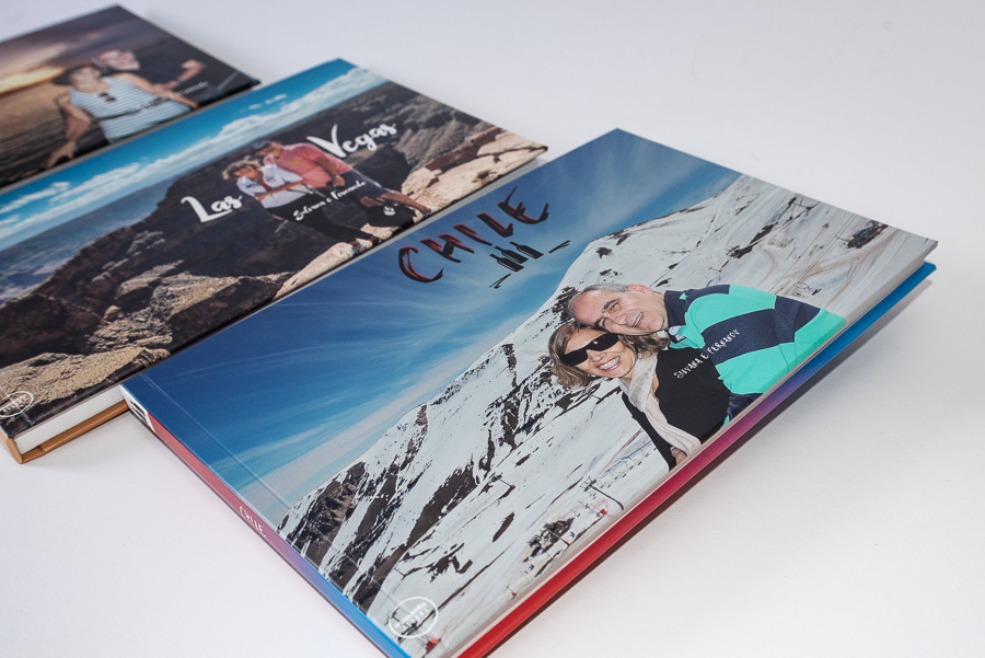 3 albuns de viagens sobre uma mesa viagens amazonia chile las vegas fernando Silvana Santo Andre SP 3 albuns de fotos em santo andre sp por Clovis Augusto com a marca Mundareu Albuns