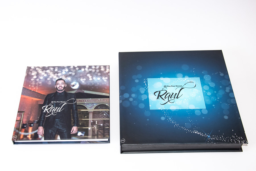 foto do estojo e do album de aniversario Raul Baroni lado a lado na mesa sao paulo sp cutucadas album de fotos balada abertura panoramica por clovis augusto mundareu albuns