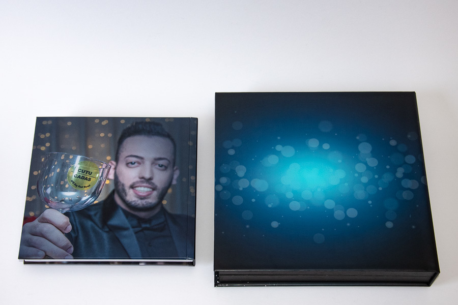 foto do estojo e da contra capa do album de aniversario Raul Baroni lado a lado na mesa sao paulo sp cutucadas album de fotos balada abertura panoramica por clovis augusto mundareu albuns