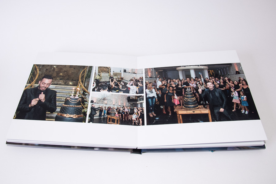 o album aberto sobre a mesa com as paginas da balada do album de aniversario foto do album aberto sobre a mesa com as paginas da balada do album de aniversario Raul Baroni sao paulo sp cutucadas album de fotos balada abertura panoramica por clovis augusto