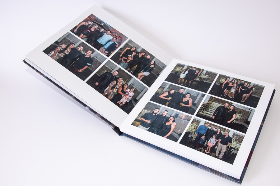 imagem do album aberto sobre a mesa com as paginas da balada do album de aniversario Raul Baroni sao paulo sp cutucadas album de fotos balada por clovis augusto