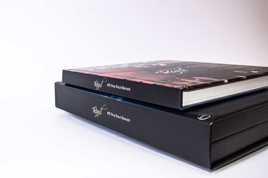 imagem o estojo sobre o album de aniversario Raul Baroni sobre a mesa sao paulo sp cutucadas album de fotos balada abertura panoramica por clovis augusto mundareu albuns