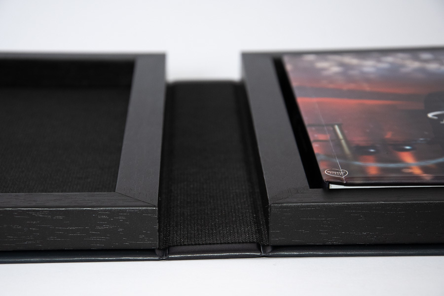 imagem em close do detalhe do estojo e do album de aniversario Raul Baroni na mesa sao paulo sp cutucadas album de fotos balada por clovis augusto mundareu albuns